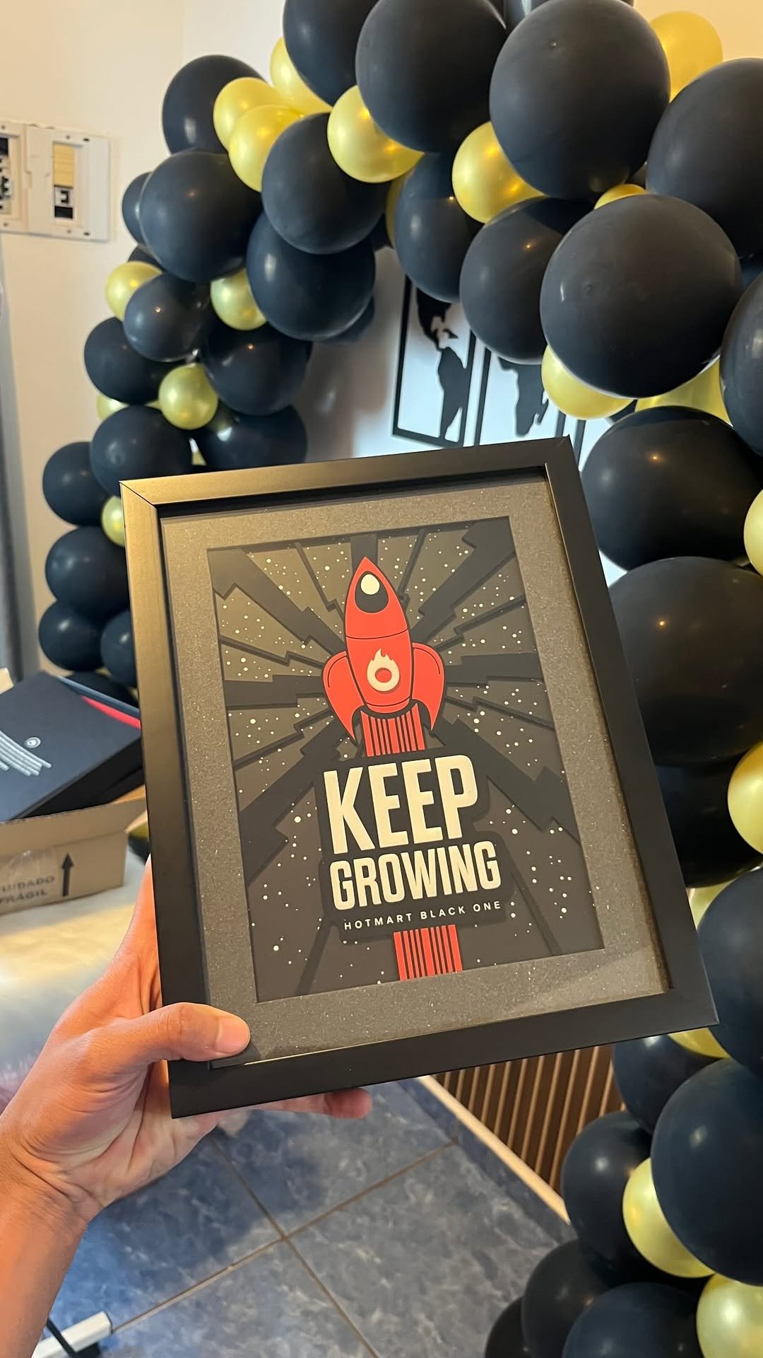 Placa Hotmart Black One com o texto Keep Growing