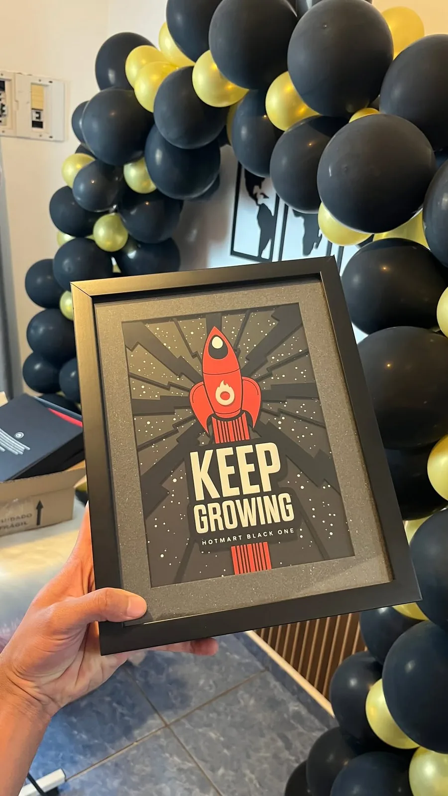 Placa Hotmart Black One com o texto Keep Growing